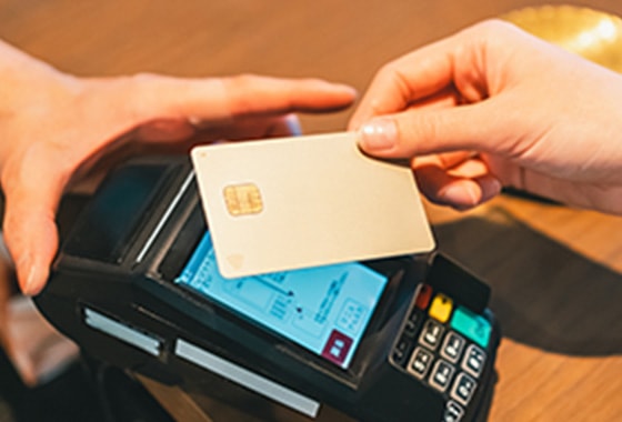 決済端末で会計をしている様子