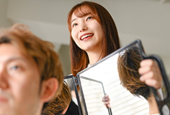 笑顔でカウンセリングを受ける女性