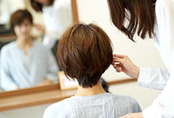 美容室で後頭部のヘアスタイルを整えている様子