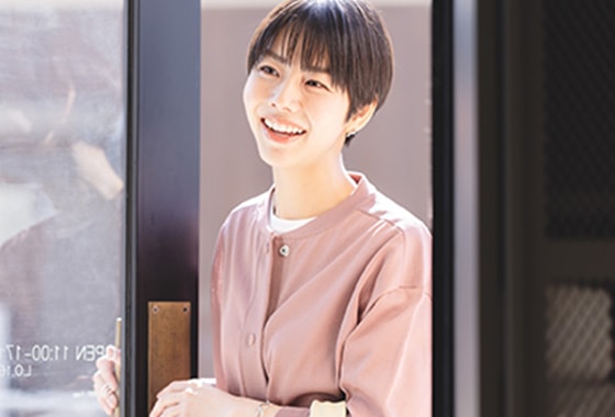 笑顔でこちらを見る女性