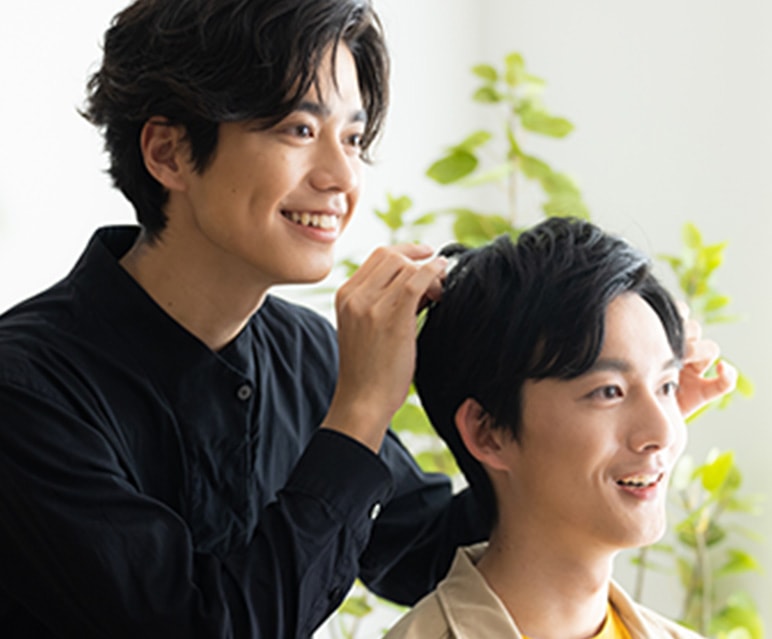 座っている女の子の口の中を診察して口の中を診察している写真