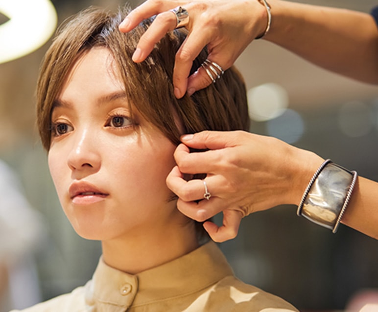 口元をアップで写した笑顔の女性の写真