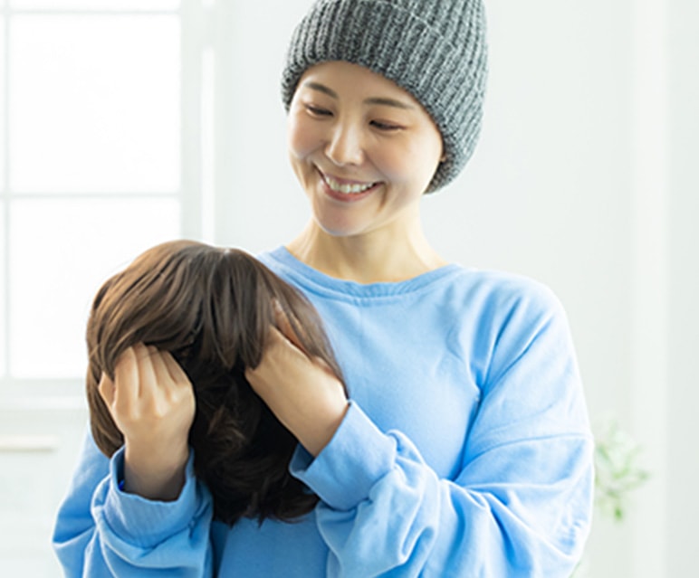 歯科スタッフとカウンセリング中の女性患者の写真